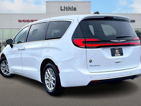 Used 2024 Chrysler Pacifica Touring-L image 4