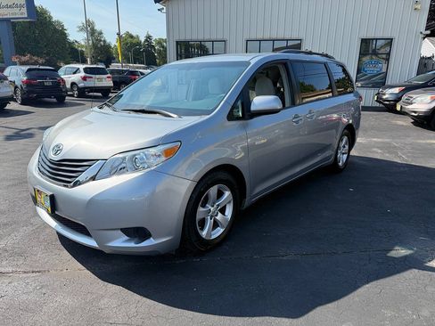 Used 2014 Toyota Sienna LE FWD image 44