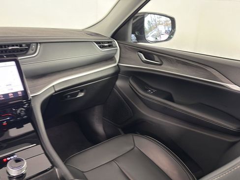 Used 2023 Jeep Grand Cherokee Limited image 19