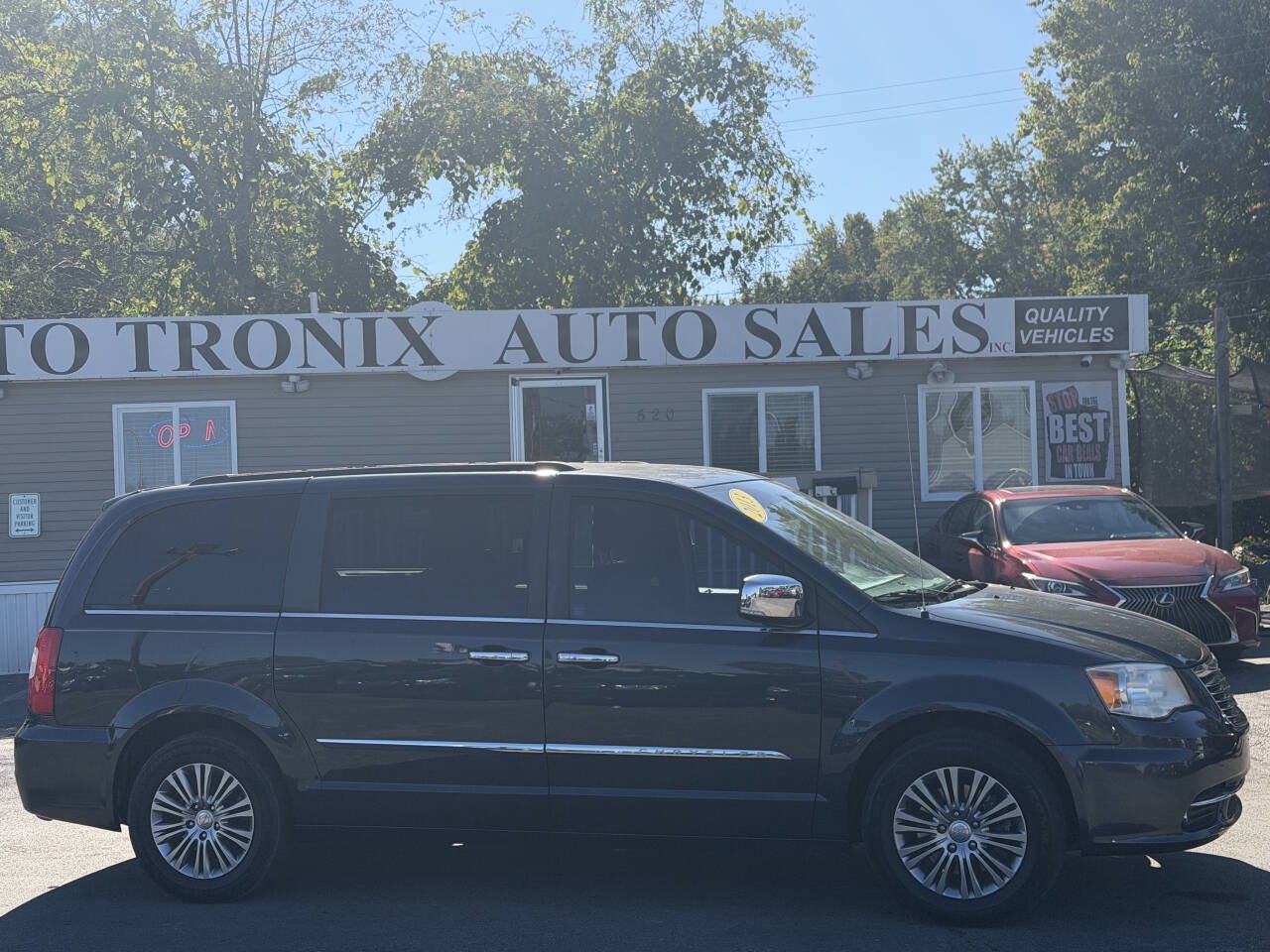 Used 2013 Chrysler Town & Country Touring-L w/ Driver Convenience Group FWD image 1