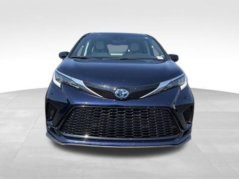 Used 2024 Toyota Sienna XSE FWD image 9