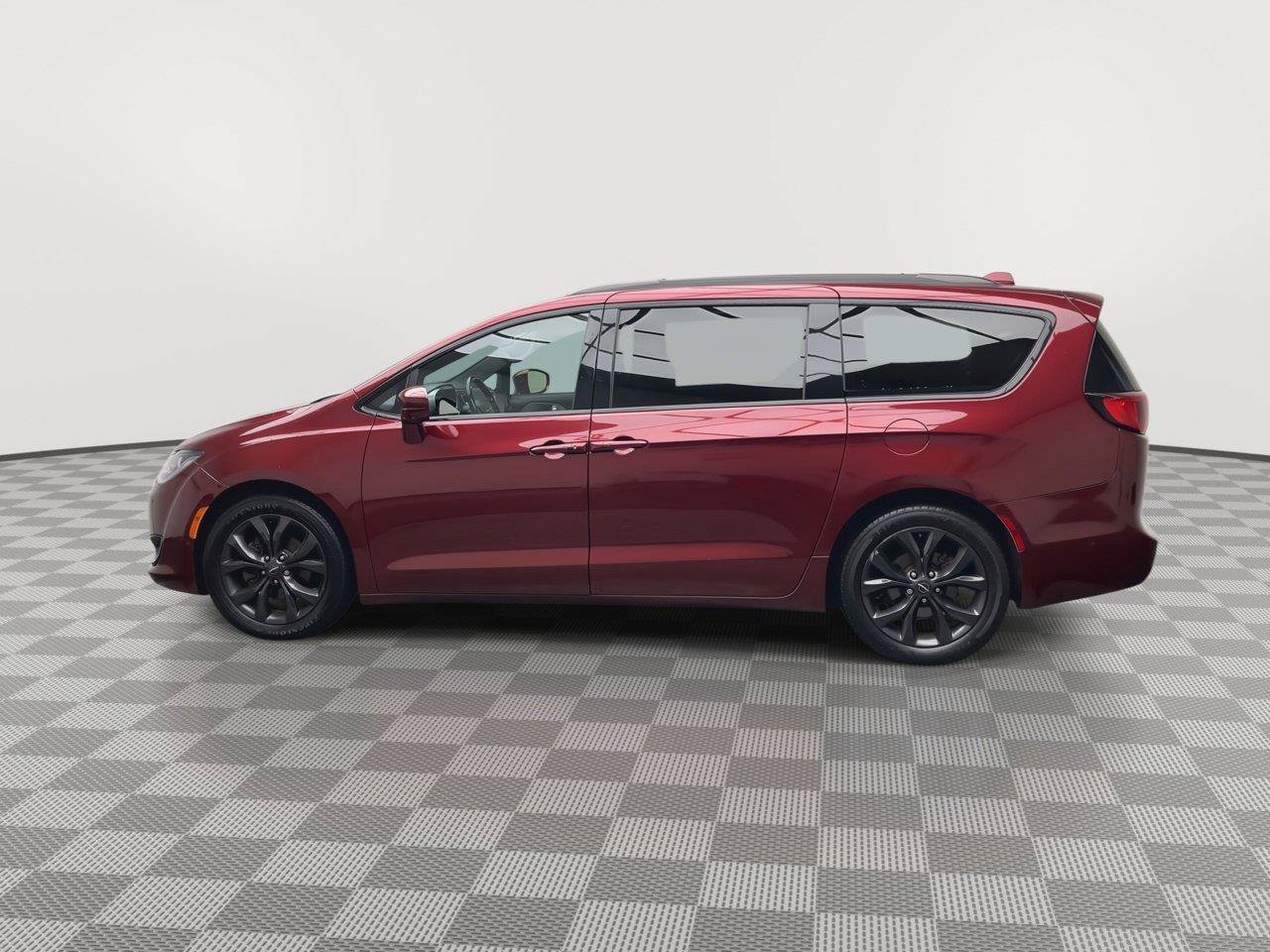 Used 2018 Chrysler Pacifica Touring-L Plus FWD image 37