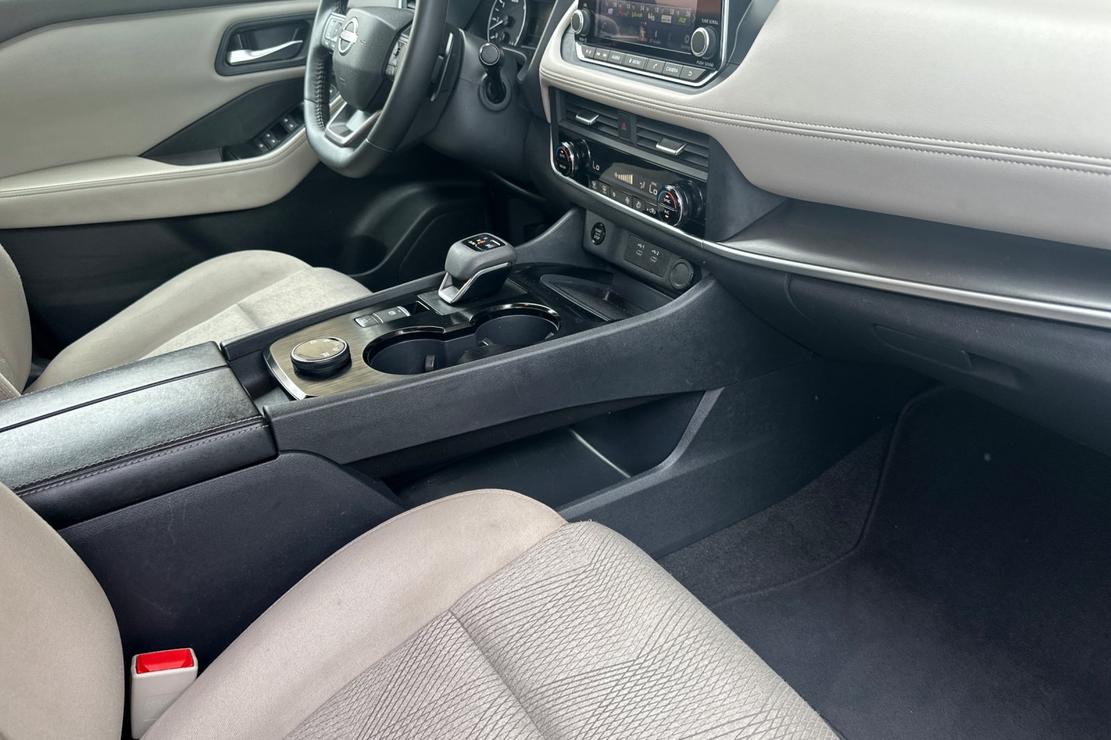 Used 2025 Nissan Rogue SV AWD/4WD image 16