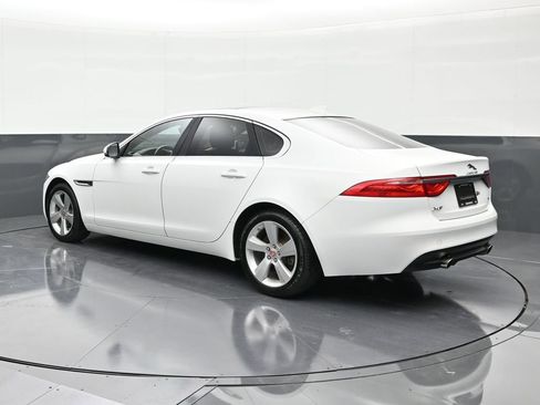 Used 2018 Jaguar XF image 3