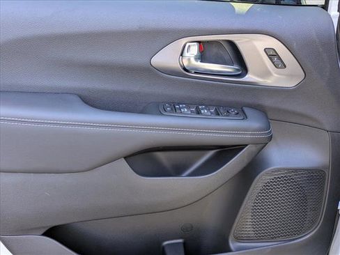 New 2026 Chrysler Pacifica Select image 16