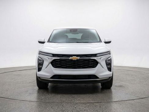 Used 2025 Chevrolet Trax LT w/ LT Convenience Package image 2