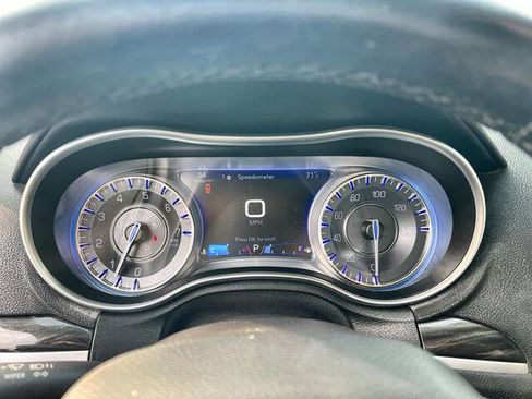 Used 2018 Chrysler 300 Touring L image 12