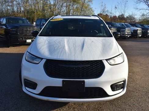 Used 2025 Chrysler Pacifica Limited image 11