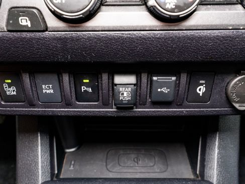 Used 2020 Toyota Tacoma TRD Off-Road w/ Technology Package image 23