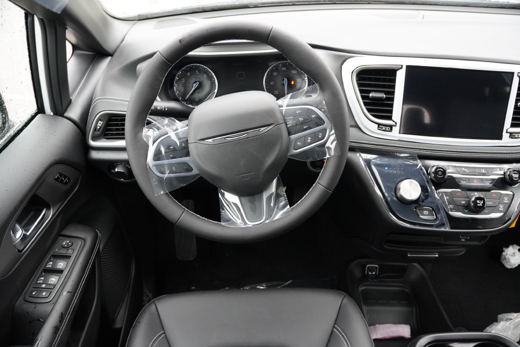 New 2027 Chrysler Pacifica Select AWD/4WD image 14