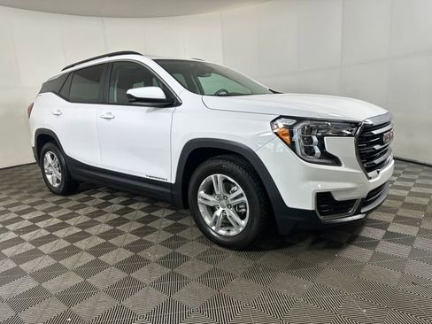 Used 2023 GMC Terrain SLE w/ Driver Convenience Package image 2