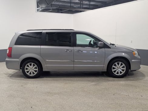 Used 2016 Chrysler Town & Country Touring w/ Driver Convenience Group image 2