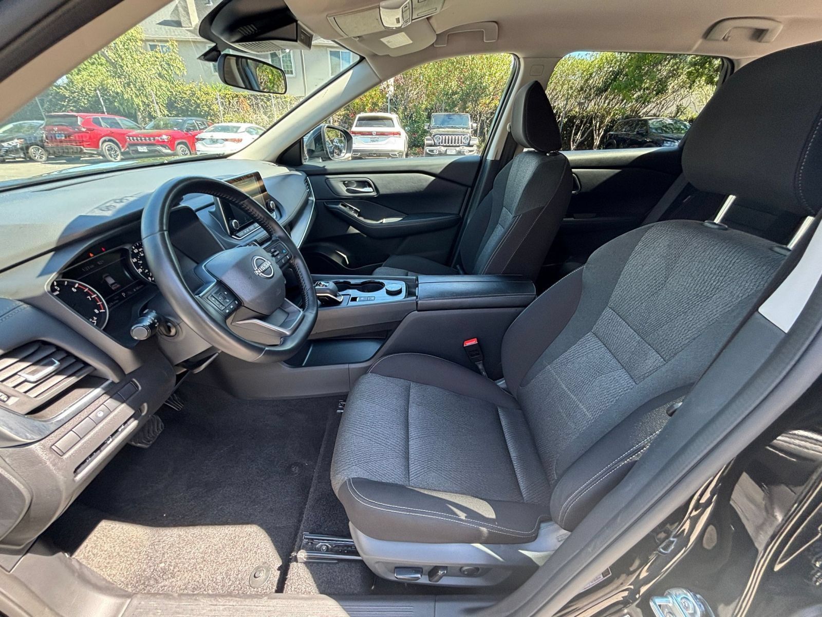 Used 2025 Nissan Rogue SV AWD/4WD image 28