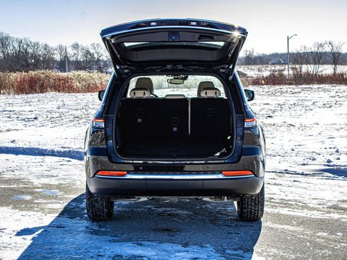 Used 2024 Jeep Grand Cherokee Limited image 7