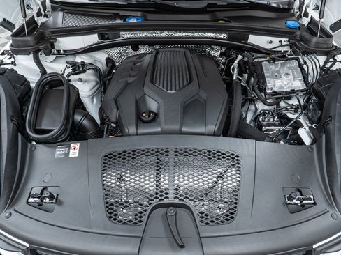 Used 2025 Porsche Macan image 12