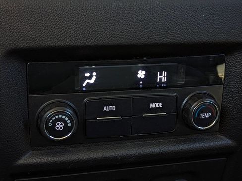 Used 2021 Chevrolet Traverse RS image 28