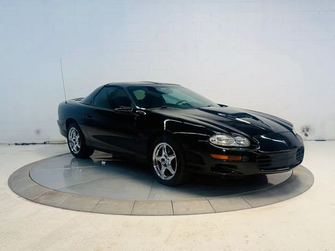 Used 2000 Chevrolet Camaro Z28 w/ SS Performance/Appearance Pkg RWD image 10