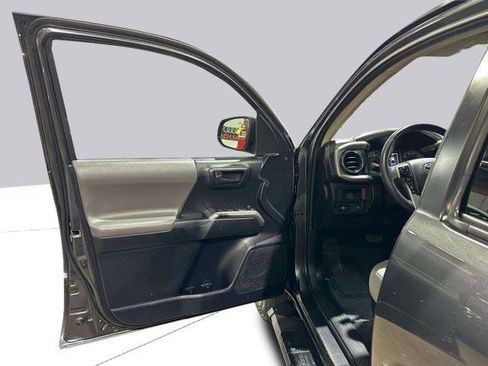 Used 2019 Toyota Tacoma SR5 RWD image 31