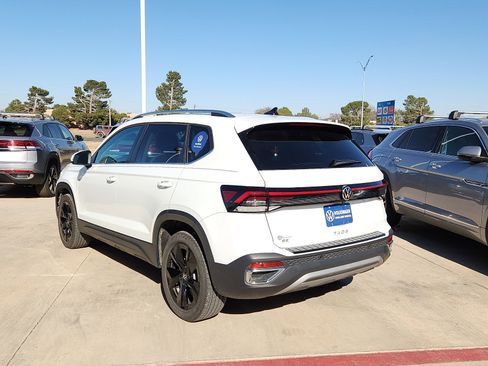 Certified 2025 Volkswagen Taos SE image 5