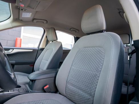 Used 2020 Ford Escape SE image 17