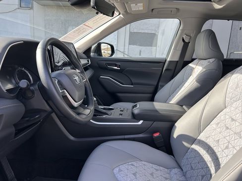 Certified 2023 Toyota Highlander Bronze Edition image 10