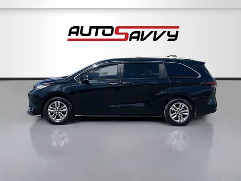 Used 2025 Toyota Sienna Limited FWD image 4