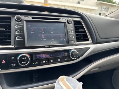Used 2015 Toyota Highlander XLE FWD image 32