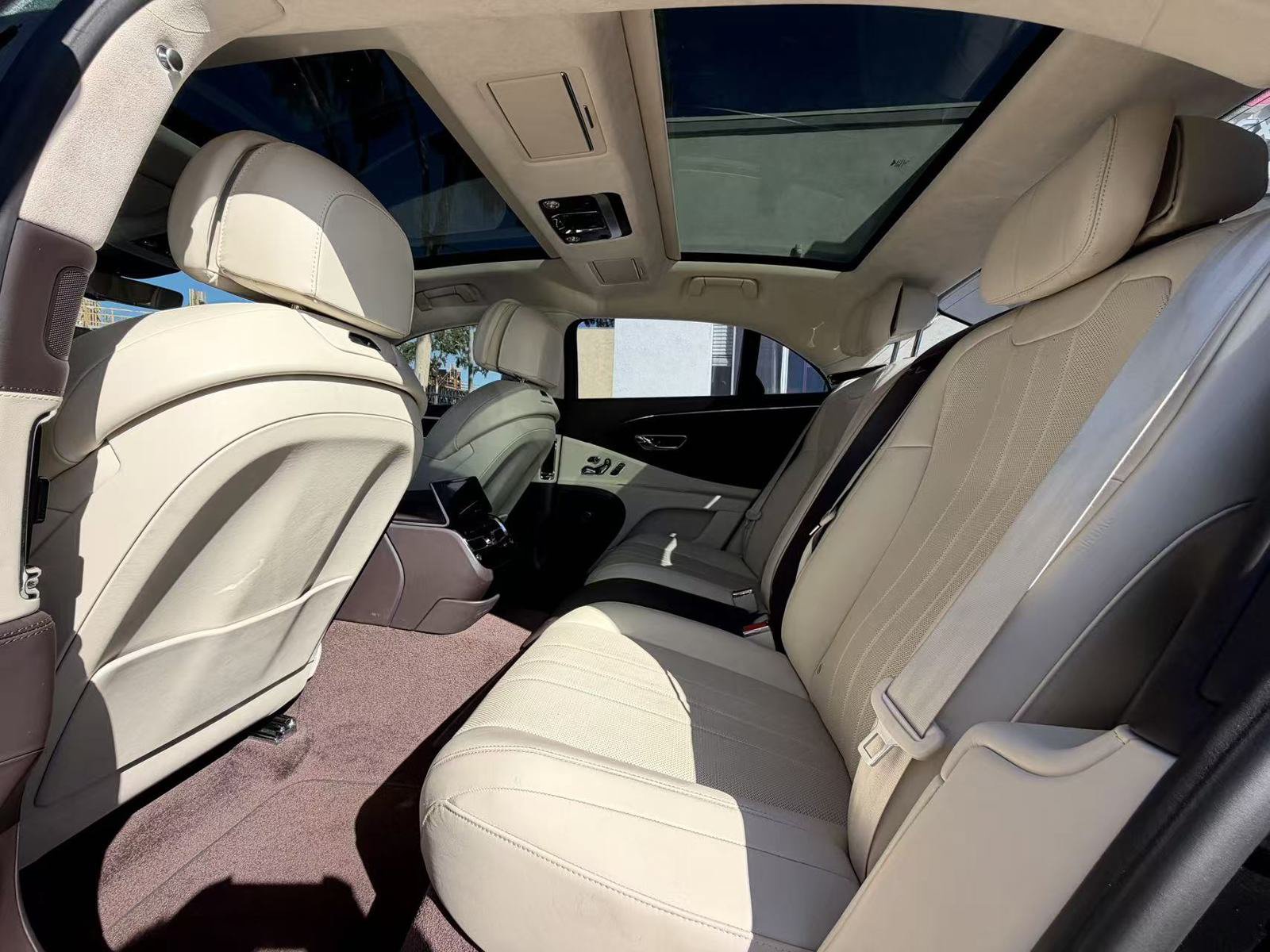 Used 2022 Bentley Flying Spur Plug-In Hybrid AWD/4WD image 11