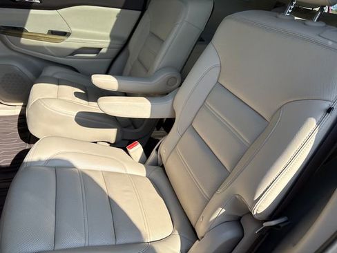 Certified 2019 GMC Acadia Denali w/ Technology Package AWD/4WD image 10