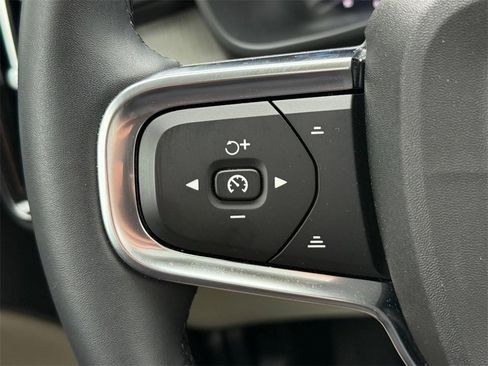 Used 2023 Volvo XC40 B5 Ultimate w/ Climate Package image 16