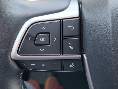 Used 2025 Toyota Highlander Limited AWD/4WD image 12