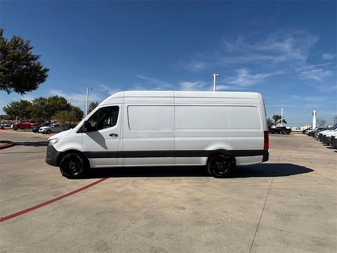 Used 2025 Mercedes-Benz Sprinter 2500 image 4