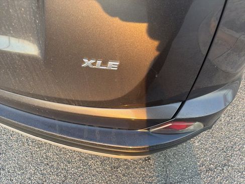 Used 2018 Toyota RAV4 XLE image 9