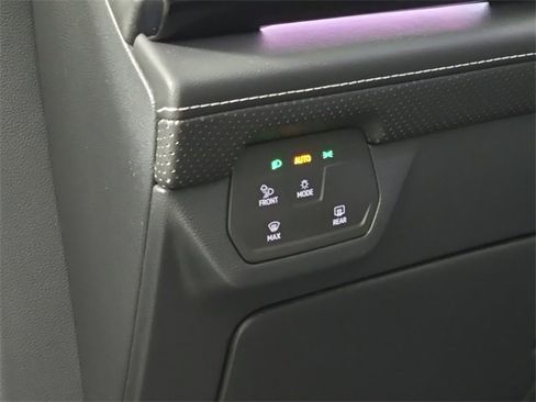 Used 2024 Volkswagen Atlas Cross Sport SEL image 17