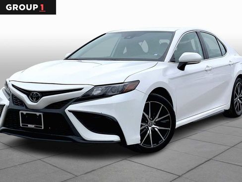 Used 2024 Toyota Camry SE image 1