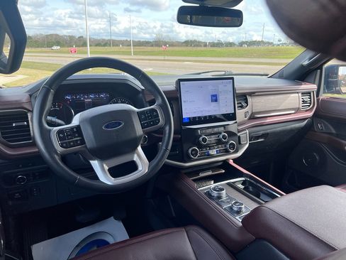 Used 2024 Ford Expedition Limited image 18