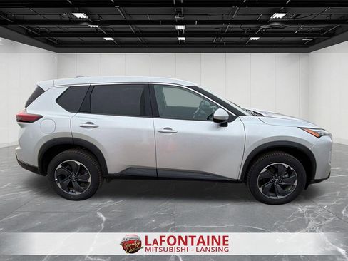 Used 2025 Nissan Rogue SV FWD image 9