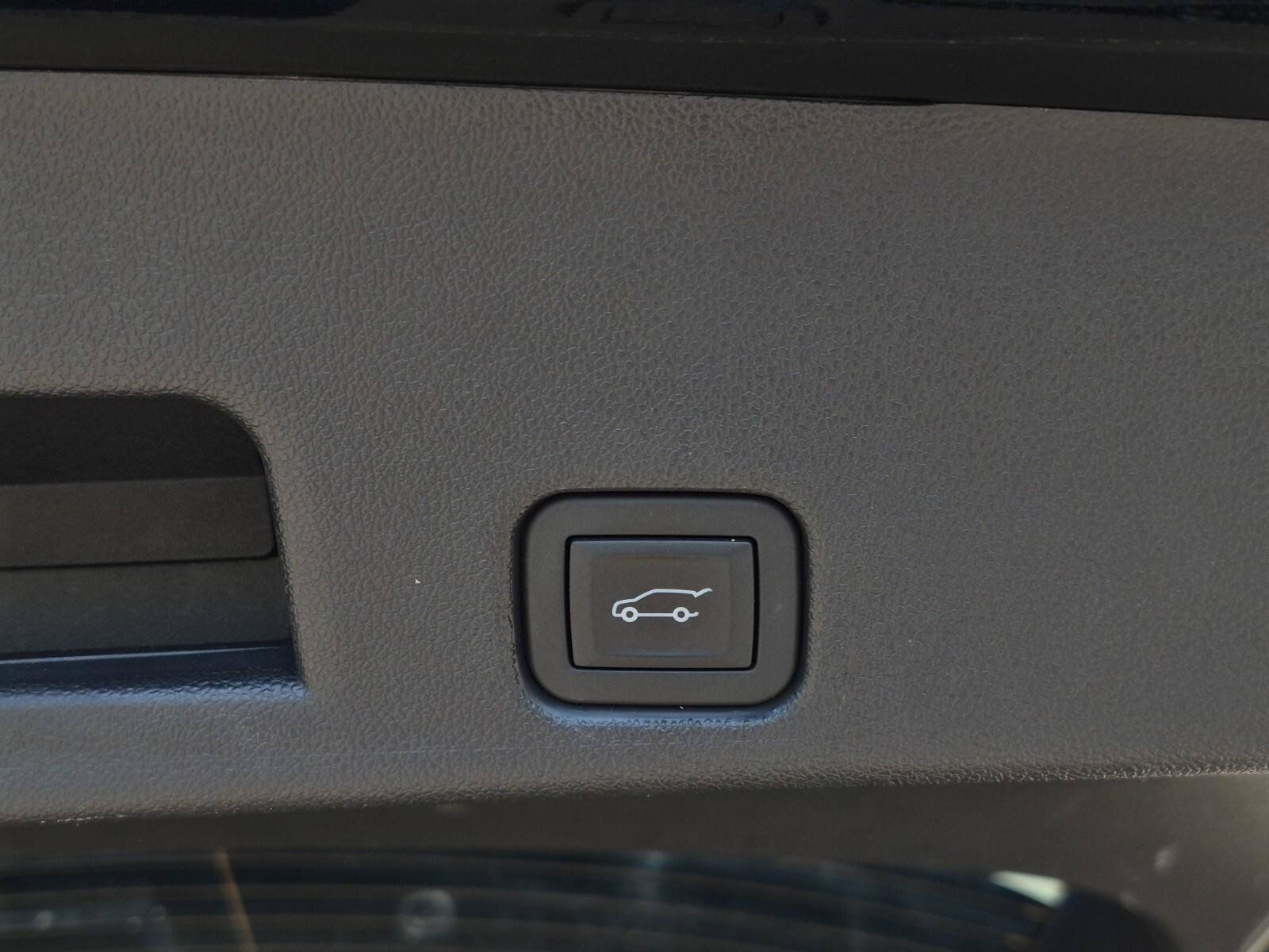 Used 2024 Chevrolet Traverse RS w/ LPO, Cargo Package FWD image 9