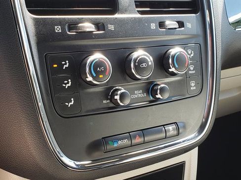 Used 2016 Dodge Grand Caravan SE image 23