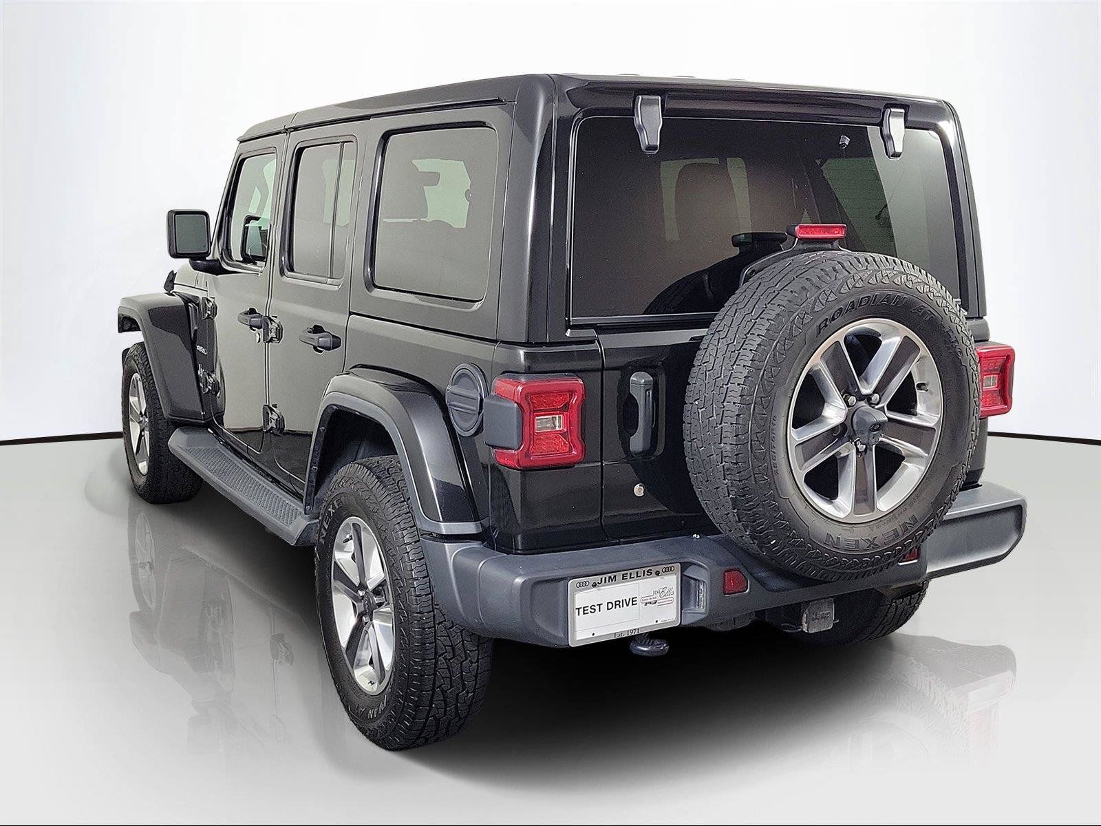 Used 2018 Jeep Wrangler Unlimited Sahara w/ Dual Top Group AWD/4WD image 4