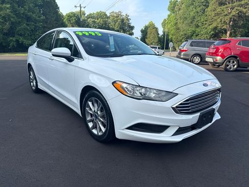 Used 2017 Ford Fusion SE w/ Fusion SE Technology Package FWD image 4