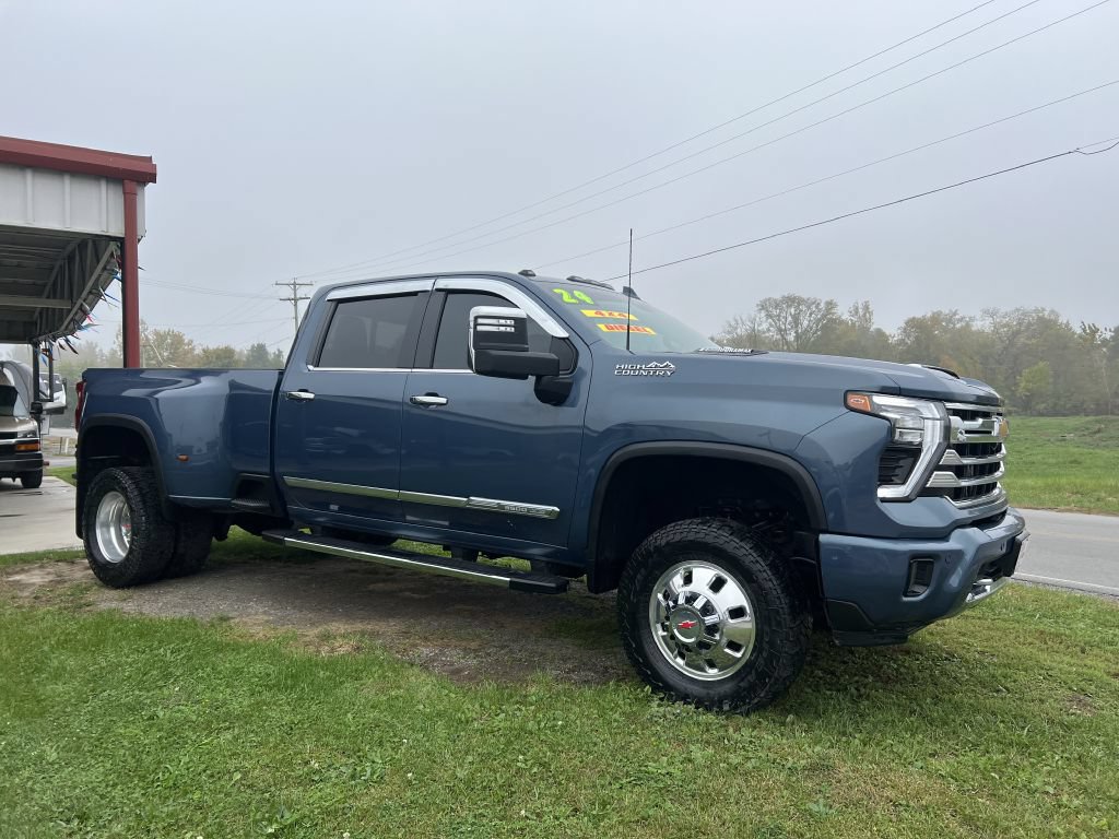 Used 2024 Chevrolet Silverado 3500 High Country w/ High Country Premium Package AWD/4WD image 2