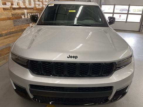 New 2025 Jeep Grand Cherokee L Limited w/ Black Appearance Package image 9