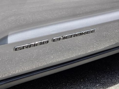 Used 2021 Jeep Grand Cherokee Laredo AWD/4WD image 28