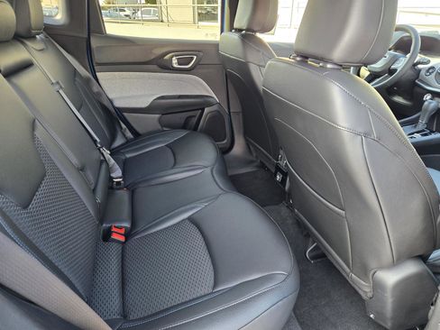 Used 2025 Jeep Compass Latitude image 29