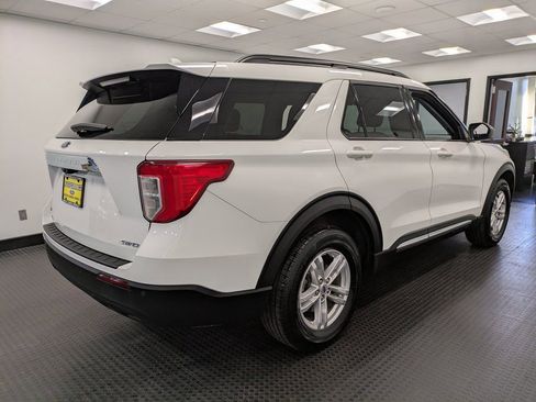 Used 2022 Ford Explorer XLT image 4