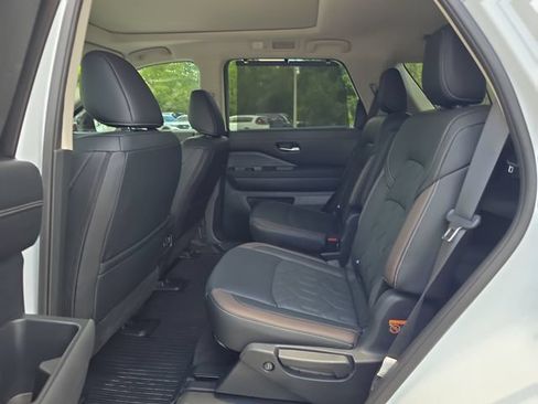 Used 2026 Nissan Pathfinder Platinum FWD image 13