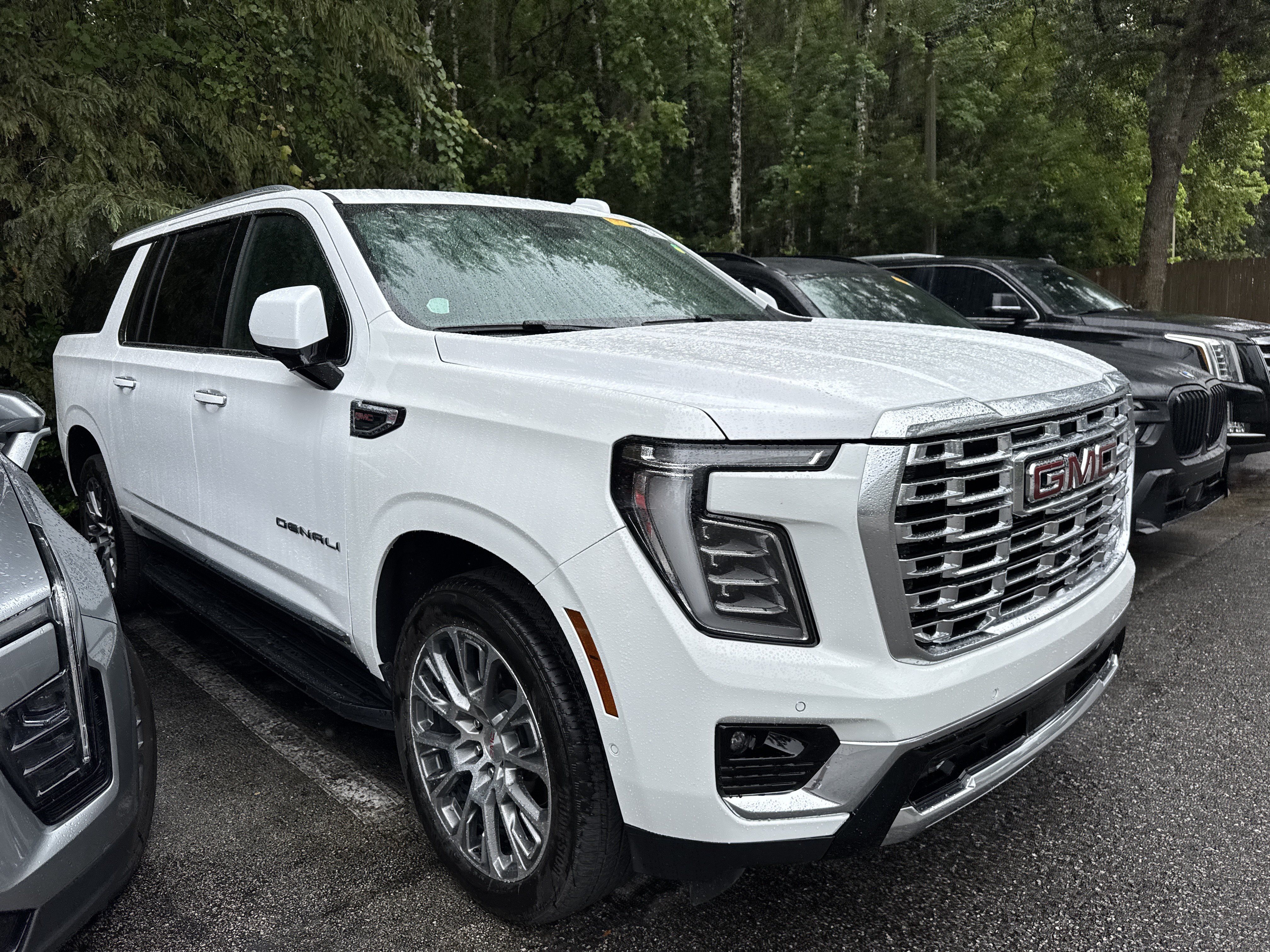 Used 2025 GMC Yukon XL Denali AWD/4WD image 2
