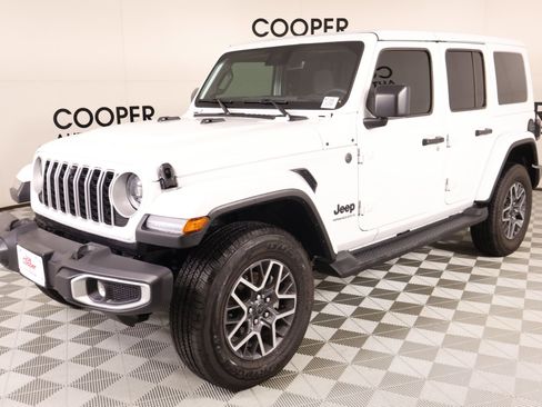 Used 2025 Jeep Wrangler Unlimited Sahara AWD/4WD image 11