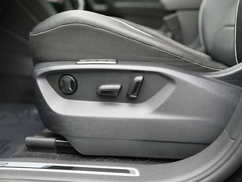 Certified 2023 Volkswagen Tiguan SEL R-Line image 28